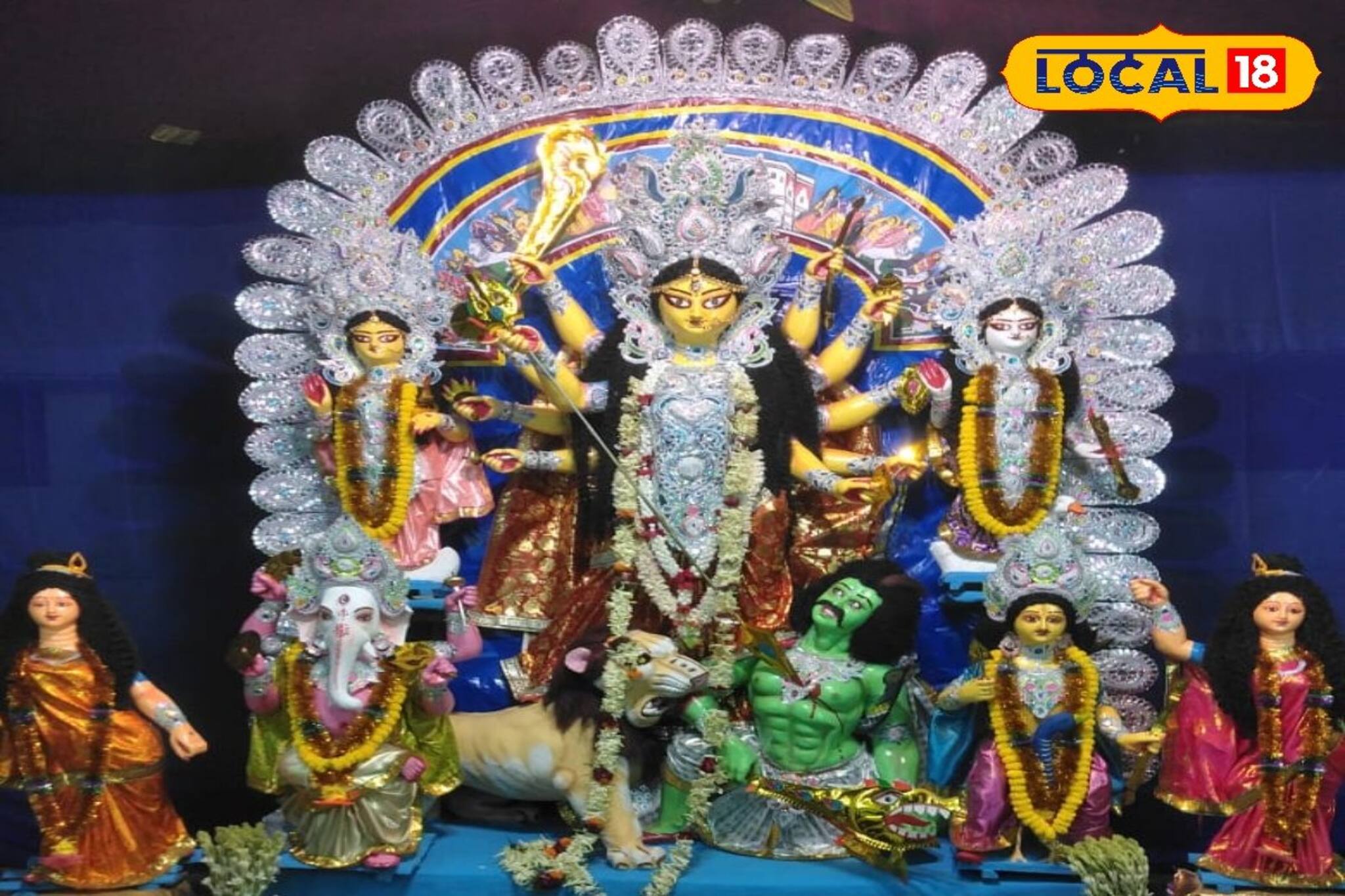 স্বাধীনতা সংগ্রামের সময়ে মা দুর্গার গা থেকে খুলে নেওয়া হয় রেশমের পোশাক, কেন জানেন?