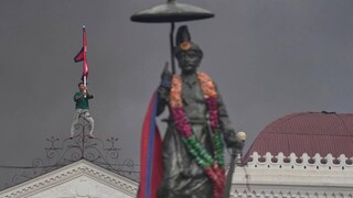 সেনাবাহিনী ত্রিভুবন আন্তর্জাতিক বিমানবন্দরের নিয়ন্ত্রণ নিয়েছে ( ছবি: এপি) সেনাবাহিনী ত্রিভুবন আন্তর্জাতিক বিমানবন্দরের নিয়ন্ত্রণ নিয়েছে ( ছবি: এপি)