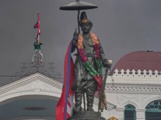 সেনাবাহিনী ত্রিভুবন আন্তর্জাতিক বিমানবন্দরের নিয়ন্ত্রণ নিয়েছে ( ছবি: এপি)