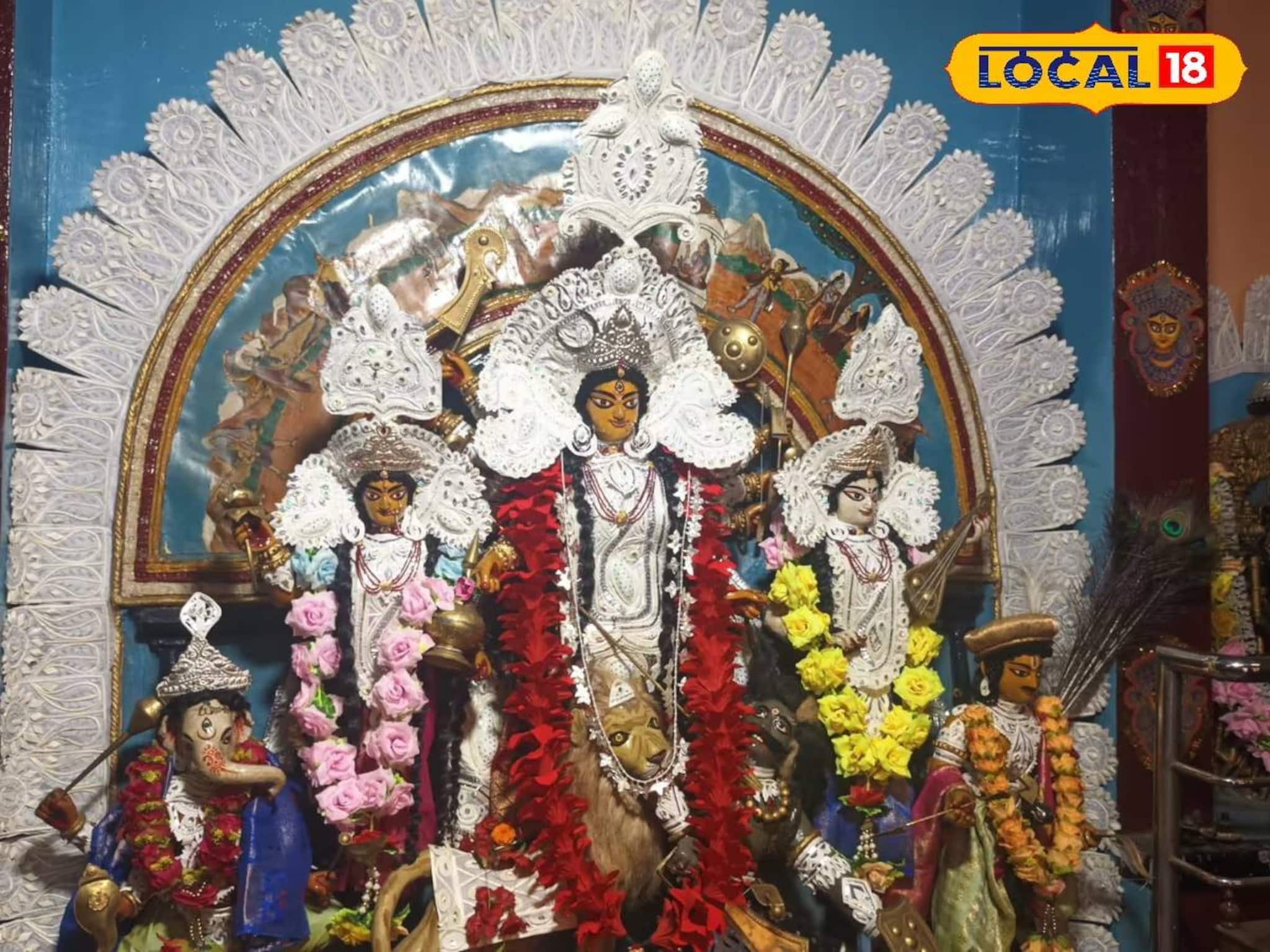 Traditional Durga Puja: সম্রাট শের শাহের দান করা জমির আয় থেকেই হয় দুর্গাপুজো! এই বনেদি বাড়ির ঠাকুরদালানে সাবেক দুর্গো‍ৎসবে দশমীতে হয় কুমারী পুজো!