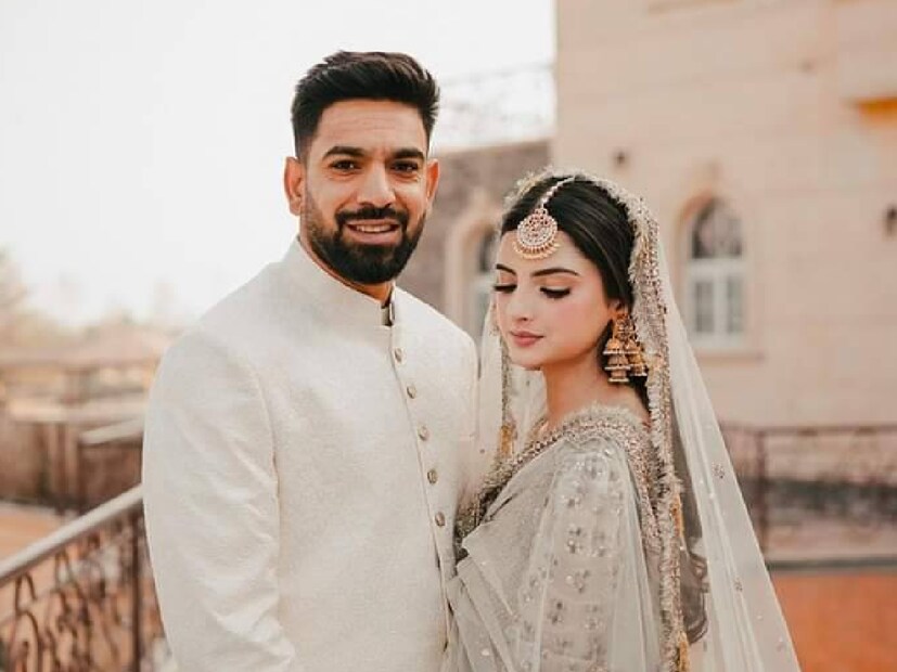নয়াদিল্লি: এশিয়া কাপে রবিবার রাতে ভারতের পাকিস্তানের উপর ঐতিহাসিক জয়ের পর বিতর্ক থামছে না! প্রথমে সাহিবজাদা ফারহানের গুলি করার ঢংয়ে উদযাপন… তারপর বাউন্ডারিতে ফিল্ডিং করার সময় হারিস রউফের খোঁচায় বিতর্ক বেড়েছিল। এখন এই বিতর্কে ঘি ঢালা হ্যারিস রাউফের স্ত্রী। (Image: Facebook/Muzna Masood Malik)