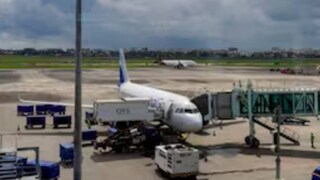 বিমান সংস্থাটি আরও জানিয়েছে যে যাত্রীর অভিযোগও খতিয়ে দেখা হচ্ছে বিমান সংস্থাটি আরও জানিয়েছে যে যাত্রীর অভিযোগও খতিয়ে দেখা হচ্ছে