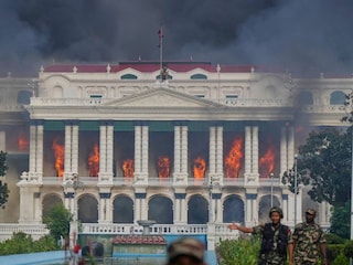 আগুন থেকে প্রায় কিছুই রক্ষা পায়নি (ছবি : এপি)