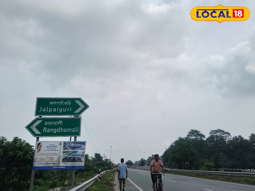 যদিও আবহাওয়া দফতরের যা পূর্বাভাস তাতে আকাশ পরিষ্কার থাকলেও উত্তরবঙ্গের জেলাগুলিতে বিক্ষিপ্তভাবে শুক্রবার ঘন্টায় ৩০ থেকে ৪০ কিলোমিটার গতিবেগে ঝড়ো হাওয়া, বজ্রবিদ্যুৎ সহ হালকা থেকে মাঝারি ধরনের বৃষ্টির দেখা মিলতে পারে। তবে ভারী বৃষ্টির পূর্বাভাস কোথাও নেই।