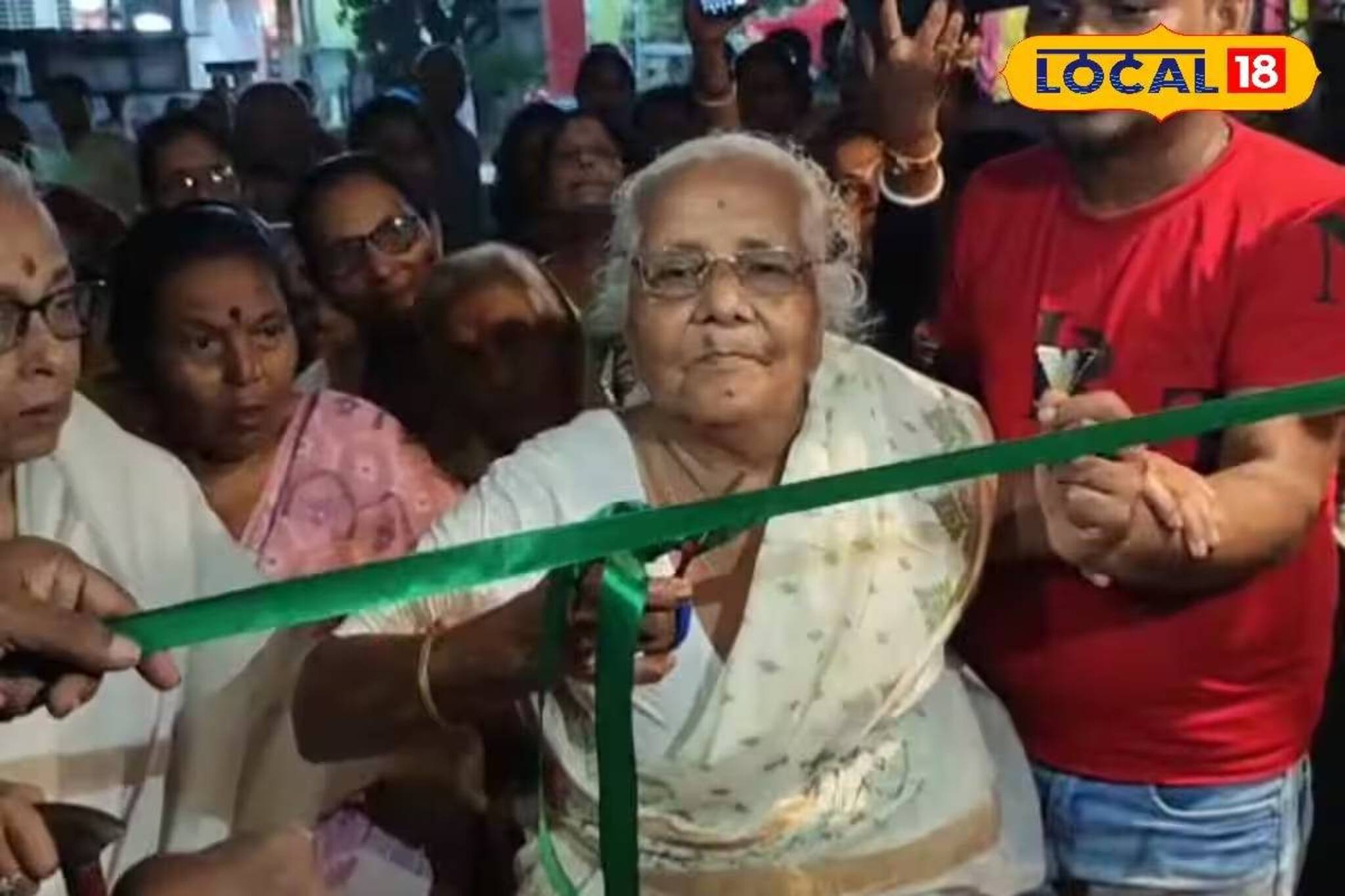 নেতা-মন্ত্রী-তারকা নন! মায়েদের হাতেই মায়ের পুজোর উদ্বোধন, মণ্ডপে উপচে পড়ছে ভিড়