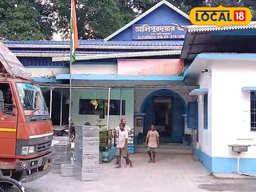 লরিতে 'বন্দি' প্রশ্নপত্র