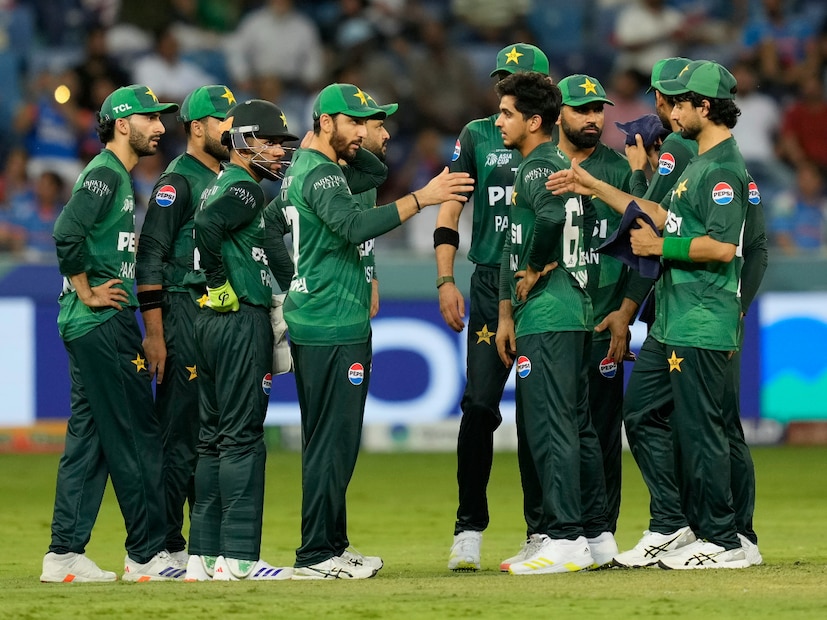 পাকিস্তানের সম্ভাব্য একাদশ: সাইম আইয়ুব, সাহিবজাদা ফারহান, ফখর জামান, সালমান আলি আঘা (অধিনায়ক), হুসেইন তালাত, মহম্মদ হারিস (উইকেটকিপার), মহম্মদ নওয়াজ, ফাহিম আশরাফ, শাহিন আফ্রিদি, হারিস রউফ, আব্রার আহমেদ।