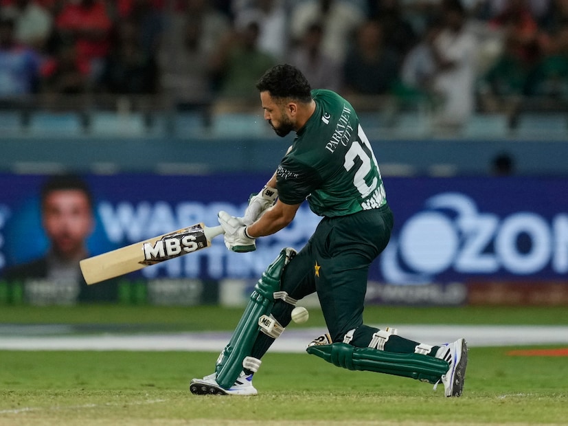 একটা সময় ৪৯ রানে ৫ উইকেট হারিয়ে চাপে পড়ে গিয়েছিল পারিস্তান। ১০০ হবে কিনা তা নিয়ে তৈরি হয়েছিল সংশয়। মহম্মদ হ্যারিসের ৩১, মহম্মদ নওয়াজের ২৫ ও শাহিন আফ্রিদির ৯ রানের ইনিংসের সৌজন্য ১৩৫ রানের লড়াই করার মত স্কোরে পৌছায় পাক দল।