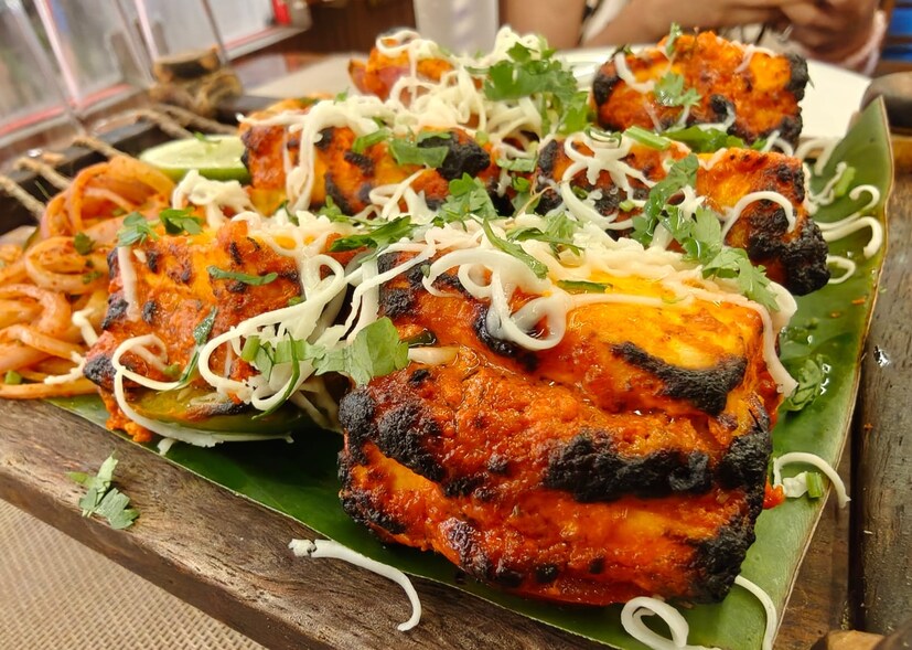 নিরাশ হতে হবে না নিরামিষাশীদেরও, নিরামিষ খাবারের তালিকায় রয়েছে পনির টিক্কা, পনির লাবদার, তন্দুরি ভেজ, তন্দুরি আলু নাজাকত, ভেজ তন্দুরি পনির এবং চিলি মাশরুম গ্রেভি ইত্যাদি। আমিষ, নিরামিষ উত্তর ভারতীয় পদ চাখতে যোগ্য সঙ্গত করবে বিভিন্ন ধরনের ভারতীয় রুটি, হরি মির্চ নান, পনির রসুন নান, স্টাফড মশলা কুলচা। 