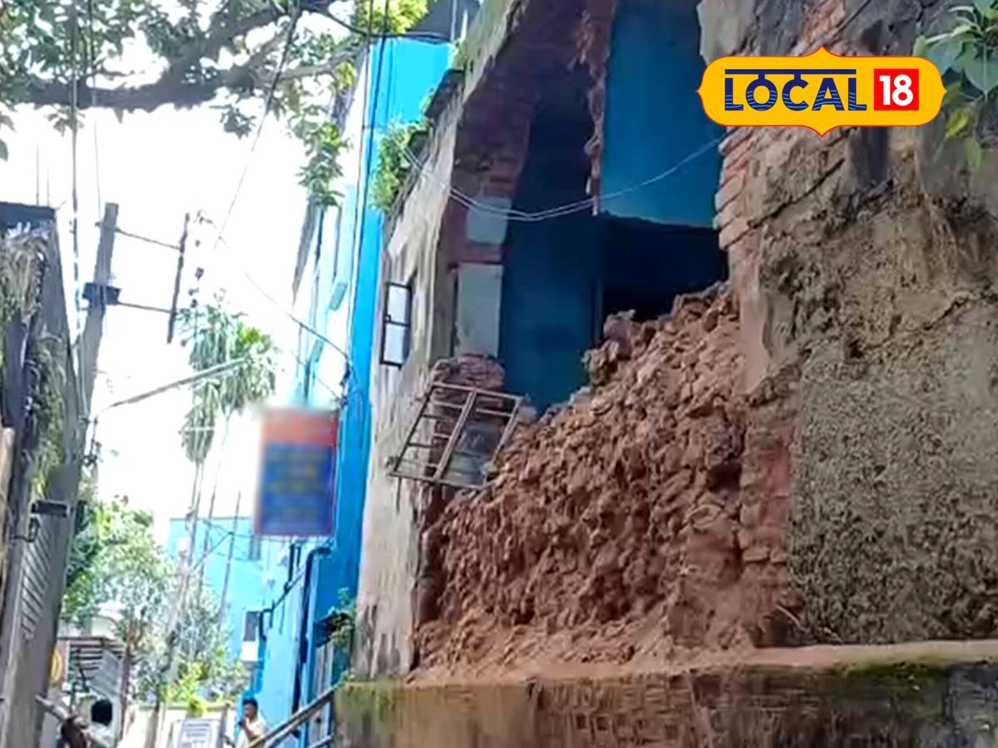 বহু মানুষের যাতায়াত, সেই রাস্তাতেই ভেঙে পড়ল বাড়ির একাংশ! চুঁচুড়ায় মারাত্মক কাণ্ড