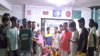 স্বাস্থ্যকেন্দ্র পরিজনদের বিক্ষোভ স্বাস্থ্যকেন্দ্র পরিজনদের বিক্ষোভ