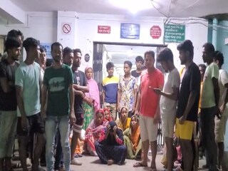স্বাস্থ্যকেন্দ্র পরিজনদের বিক্ষোভ
