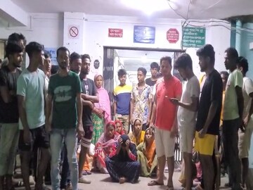 স্বাস্থ্যকেন্দ্র পরিজনদের বিক্ষোভ