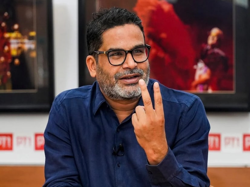 প্রশান্ত কিশোর ভারতীয় রাজনীতি জগতের সঙ্গে ওতপ্রোতভাবে জড়িত। তাঁর হিসেব খুব একটা ভুল হতে দেখা যায়নি। রাজনীতির জগতের তিনি পরামর্শদাতা, সহজ ভাবে তাঁর সম্পর্কে এটাই বলা যায়। খুব স্বাভাবিক ভাবেই এই মূল্যবান পরামর্শ কিশোর বিনামূল্যে বিলিয়ে বেড়ান না। প্রশ্ন এই- আদতে তা ঠিক কতটা ‘মূল্যবান’! (Image PTI File)