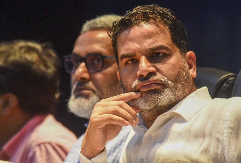 নির্বাচনী কৌশলবিদ থেকে জন সুরজ-এর স্থপতি প্রশান্ত কিশোর, সংক্ষেপে পিকে নামেই যিনি বেশি পরিচিত, তাঁর তহবিল এবং ব্যক্তিগত আয় সম্পর্কিত প্রশ্নের উত্তরে একটি গুরুত্বপূর্ণ তথ্য প্রকাশ করেছেন । সোমবার পটনায় সাংবাদিকদের সঙ্গে কথা বলার সময় পিকে তাঁর আয়ের একটি চমকপ্রদ পরিসংখ্যান প্রকাশ করেছেন। (Image PTI File)