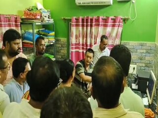 দুর্গাপুজোর অনুমতি না পেয়ে চাঁচলে বিডিওকে ঘিরে বিক্ষোভে ফেটে পড়লেন উদ্যোক্তারা
