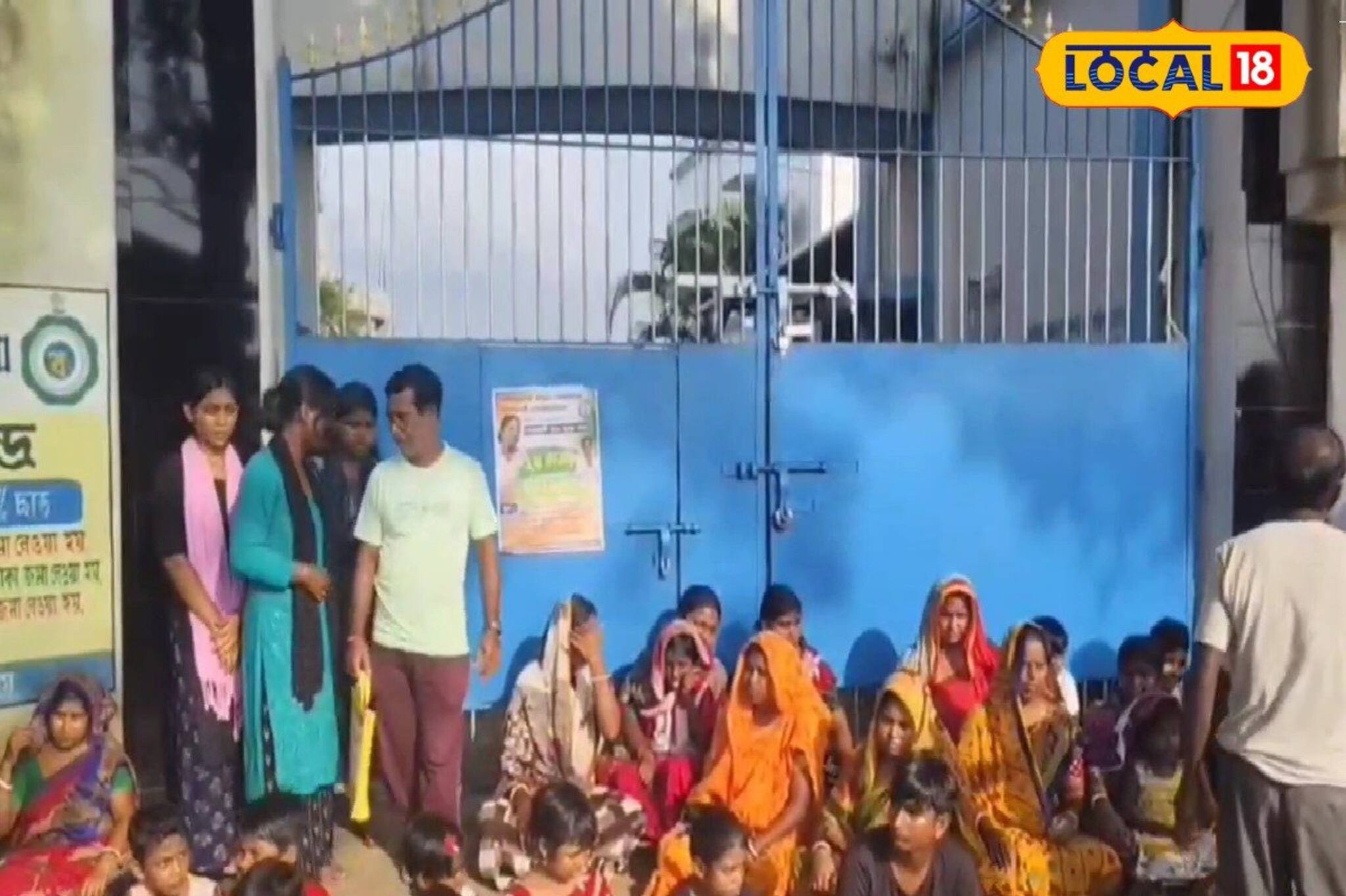 লক্ষ্মীর ভাণ্ডার নয়, রাস্তা চাই! পঞ্চায়েতের কার্যালয়ে তালা ঝুলিয়ে বিক্ষোভ