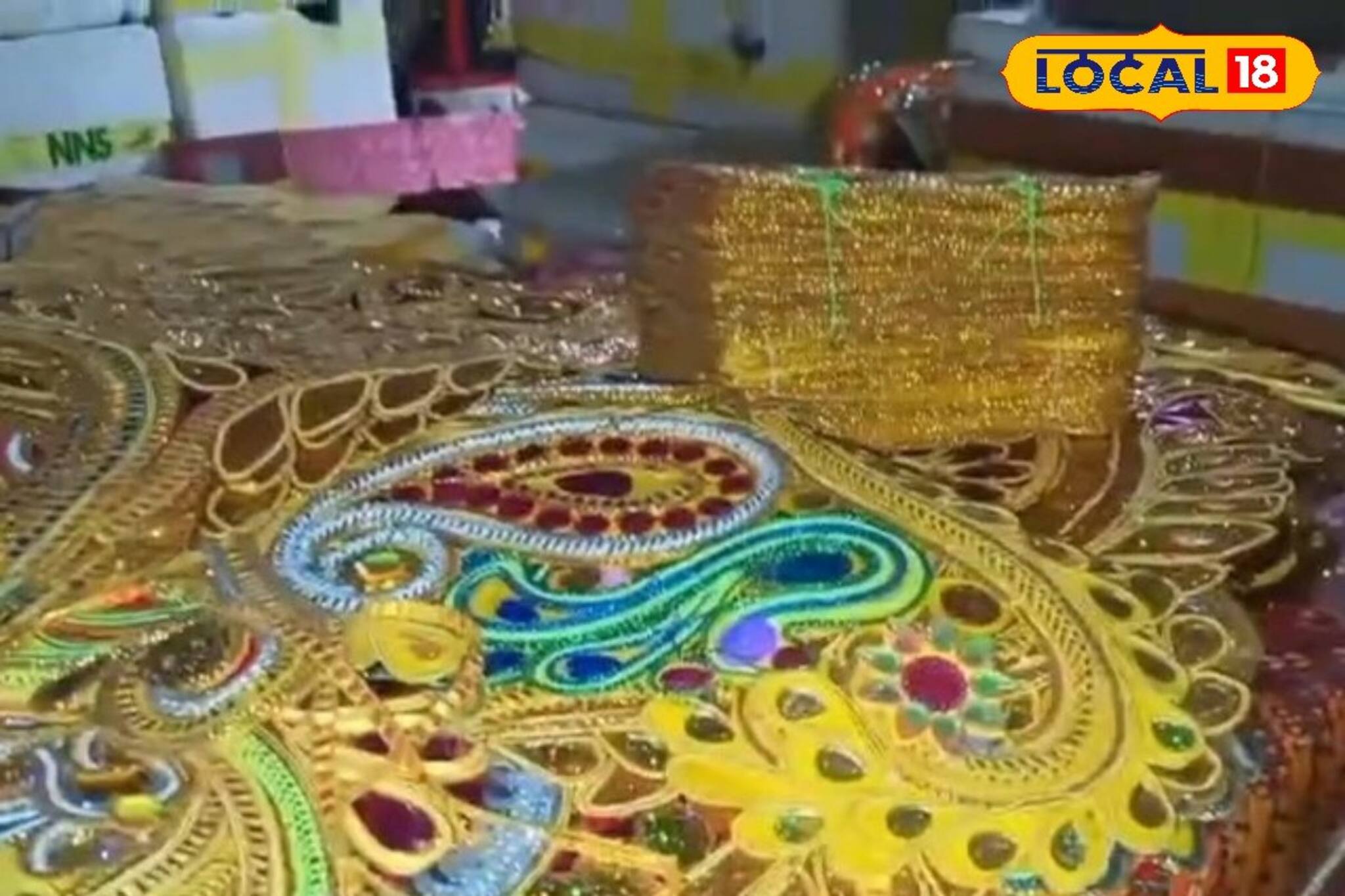 জোটে না নাম-যশ! দারিদ্রের জ্বালা নিয়েই মায়ের গয়না গড়ছেন, প্রতিমার সাজের নেপথ্যে 'এই' শিল্পীদের কাহিনী শুনলে চোখে জল আসবে