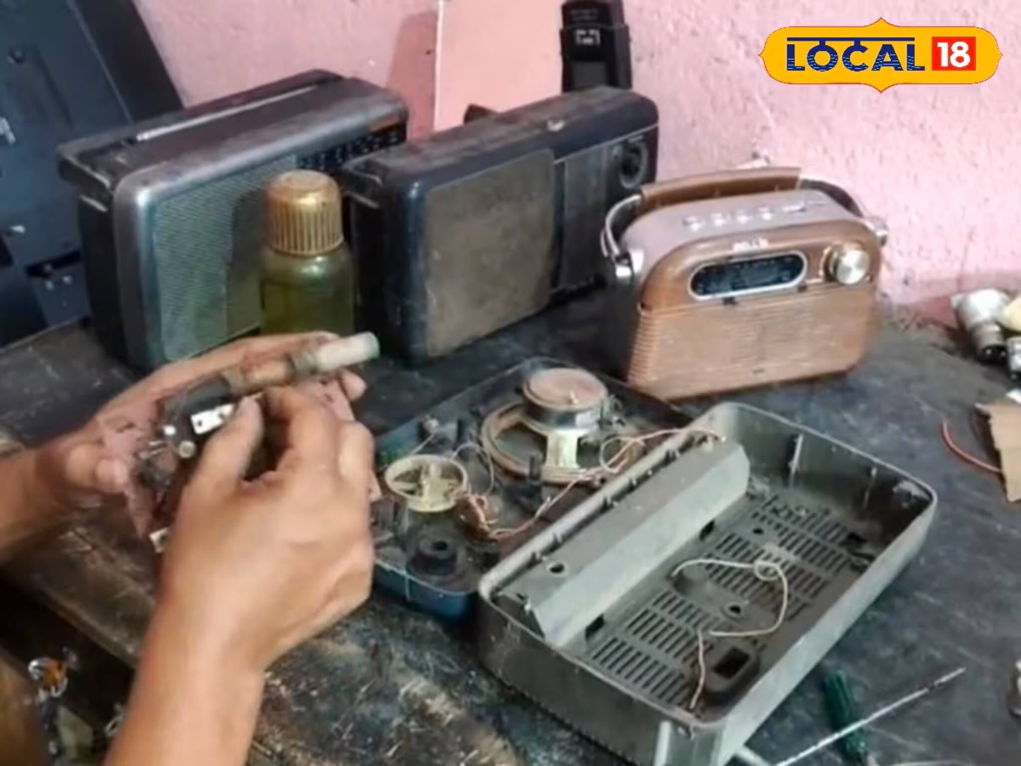 রেডিও ছাড়া মহালয়া অসম্পূর্ণ, দোকানে দোকানে জমে উঠেছে ভিড়