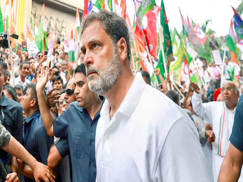 নিরাপত্তা প্রোটোকল মানছেন না রাহুল গান্ধি, যে কোনও সময় বড় বিপদ হতে পারে! খাড়গেকে আশঙ্কা চিঠি CRPF-এর। বিদেশ সফরের সময় নিরাপত্তা বিধি লঙ্ঘনের অভিযোগ কংগ্রেস সাংসদ রাহুল গান্ধির বিরুদ্ধে। 