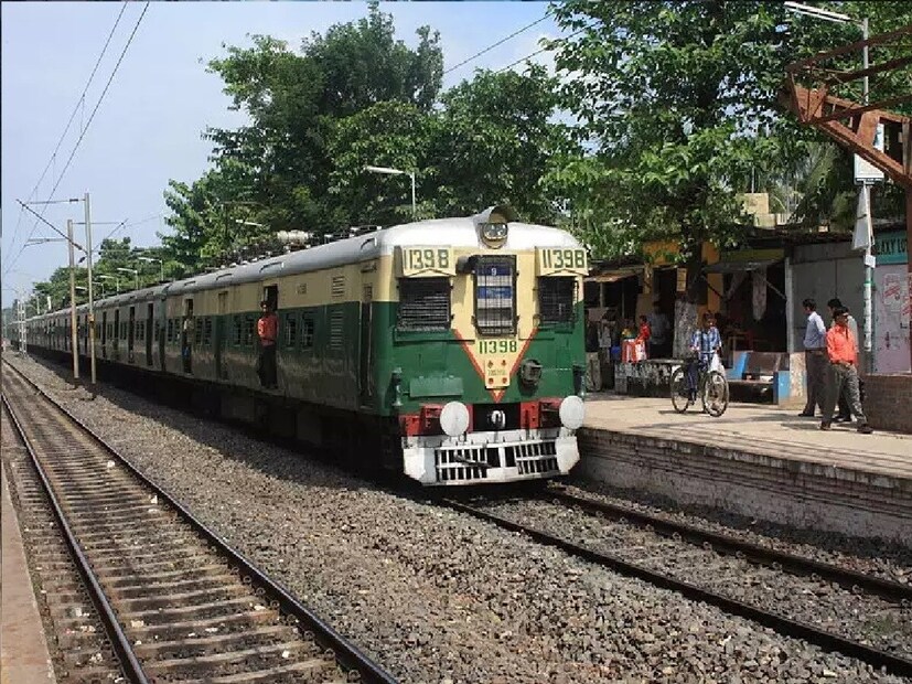 *একদিন আগেই বিজ্ঞপ্তি জারি করেছে রেল কর্তৃপক্ষ। শুধু তাই নয়, একাধিক ট্রেনের রুট পরিবর্তন ও সীমিত করার ঘোষণা করল দক্ষিণ-পূর্ব রেলের খড়গপুর ডিভিশন। পুজোর মুখে রেলের এই সিদ্ধান্তে খুশি নয় সাধারণ মানুষ।