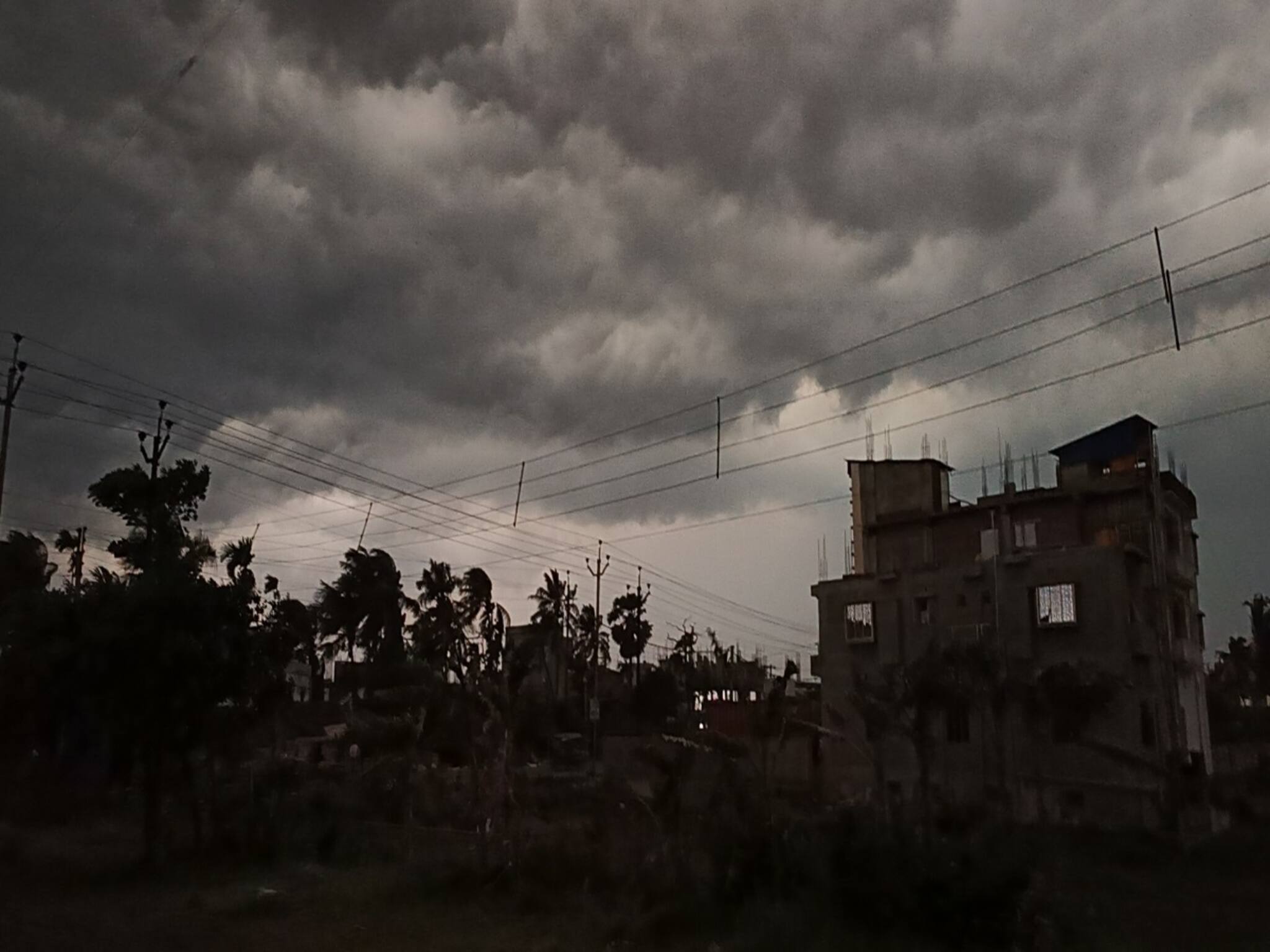 সময় নেই, রাত ১০'টা বাজলেই বৃষ্টির তাণ্ডব শুরু, ভয়ঙ্কর বজ্রপাতের আশঙ্কা, আবহাওয়ার বড় খবর