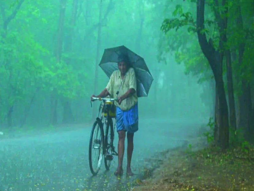 *নবমীতে ফের নিম্নচাপের আশঙ্কায় হাওয়া বদল। ভারী বৃষ্টির সম্ভাবনা দশমী একাদশীতে। দুর্যোগপূর্ণ পরিস্থিতি হতে পারে উপকূলের জেলাগুলির পুজোমণ্ডপে। দশমীতে দক্ষিণবঙ্গে এবং একাদশীতে ঝড়-বৃষ্টির দুর্যোগের সম্ভাবনা উত্তরবঙ্গে বেশি। শনিবার থেকে বৃষ্টি কমবে, দক্ষিণবঙ্গে। রবিবার কার্নিভালের দিন বজ্রবিদ্যুৎ-সহ স্থানীয়ভাবে হালকা থেকে মাঝারি বৃষ্টির সম্ভাবনা থাকলেও আর্দ্রতাজনিত অস্বস্তি চরমে উঠবে ৷
