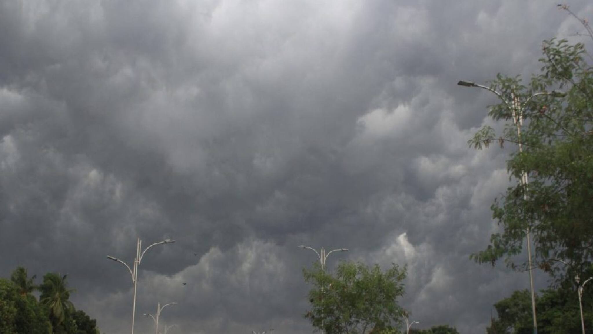 বাংলার পাঁচ জেলায় যখন-তখন ঝড়-বৃষ্টির খেলা জারি, উইকেন্ডে আবহাওয়া কেমন থাকবে জানুন