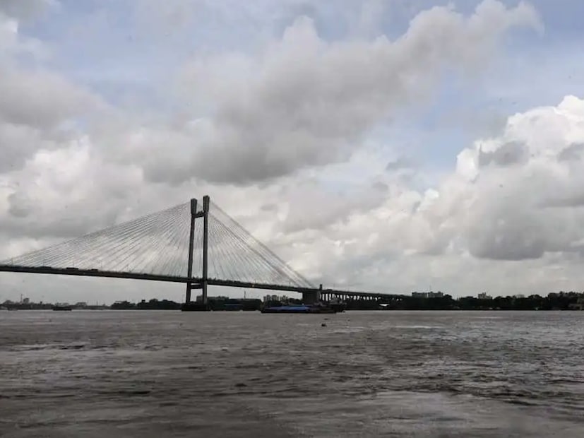 কলকাতায় আজ, শুক্রবার সর্বনিম্ন তাপমাত্রা ২৭.২ ডিগ্রি সেলসিয়াস। যা স্বাভাবিক তাপমাত্রার থেকে ১.২ ডিগ্রি সেলসিয়াস বেশি। গতকাল, বৃহস্পতিবার দিনের সর্বোচ্চ তাপমাত্রা ছিল ৩৩.১ ডিগ্রি সেলসিয়াস। যা স্বাভাবিক তাপমাত্রার থেকে ০.৬ ডিগ্রি সেলসিয়াস বেশি। বাতাসে জলীয় বাষ্পের পরিমাণ আপেক্ষিক আর্দ্রতা ৬৫ থেকে ৯৫ শতাংশ। আগামী ২৪ ঘণ্টায় শহরের তাপমাত্রা থাকবে ২৬ ডিগ্রি থেকে ৩২ ডিগ্রি সেলসিয়াসের মধ্যে। বৃষ্টি হয়েছে সামান্য ৩.৬ মিলিমিটার।