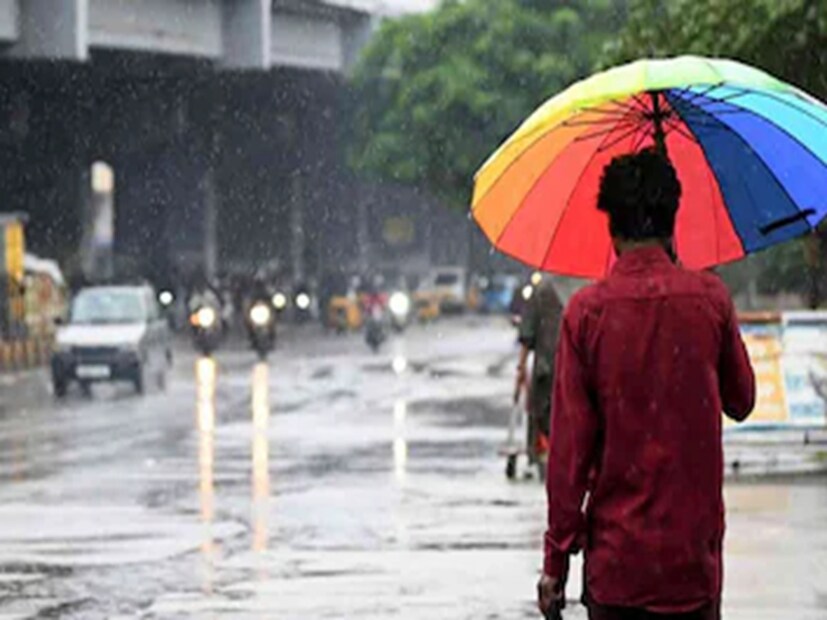 বজ্রবিদ্যুৎ-সহ বৃষ্টি উত্তর ও দক্ষিণ চব্বিশ পরগনা, কলকাতা, হাওড়া, হুগলি, পূর্ব ও পশ্চিম মেদিনীপুর, পূর্ব বর্ধমান, নদিয়া ও মুর্শিদাবাদে। মঙ্গলবার ভারী বৃষ্টির সম্ভাবনা বাঁকুড়া, পুরুলিয়া, মুর্শিদাবাদ, পশ্চিম বর্ধমান এবং বীরভূম জেলাতে। মঙ্গলবারে ভারী বৃষ্টির সম্ভাবনা থাকবে পুরুলিয়া জেলাতে। বুধবার ও বৃহস্পতিবারে বজ্রবিদ্যুৎ-সহ সব জেলাতেই বিক্ষিপ্ত বৃষ্টি। শুক্রবার ও শনিবারে বৃষ্টি কমবে দক্ষিণবঙ্গে। উত্তরবঙ্গে আজ, সোমবার অতিভারী বৃষ্টির‌ সতর্কতা। বৃষ্টি বেশি হবে জলপাইগুড়ি ও আলিপুরদুয়ার জেলাতেও। 