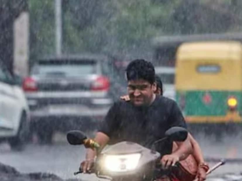 কলকাতায় আজ, শুক্রবার সকালের দিকে রৌদ্রজ্জ্বল আবহাওয়া থাকলেও মাঝে মাঝেই আংশিক মেঘলা আকাশ হতে পারে। পরে বেলার দিকে আংশিক মেঘলা এবং মেঘলা আকাশ হতে পারে। স্থানীয়ভাবে বৃষ্টির সম্ভাবনা থাকবে। মূলত বজ্রবিদ্যুৎ-সহ বৃষ্টির আশঙ্কা রয়েছে। বজ্রবিদ্যুৎ-সহ হালকা থেকে মাঝারি বৃষ্টি হতে পারে দু-এক পশলা। বৃষ্টি হলে সাময়িক স্বস্তি। না হলেই আর্দ্রতাজনিত অস্বস্তি। আজ, শুক্রবার বেলার দিকে আবহাওয়ার পরিবর্তন। শনিবার দিনভর মূলত মেঘলা আকাশ। বৃষ্টির পরিমাণ বাড়তে পারে। বিক্ষিপ্তভাবে বজ্রবিদ্যুৎ-সহ হালকা থেকে মাঝারি বৃষ্টির সম্ভাবনা রয়েছে। শনিবার কয়েক পশলা বৃষ্টি হতে পারে। শুক্র এবং শনিবার বৃষ্টির সঙ্গে দমকা ঝোড়ো বাতাস বইতে পারে। রবিবারেও বিক্ষিপ্ত বৃষ্টি থাকতে পারে দু-এক পশলা। সোমবার থেকে বুধবার বৃষ্টির সম্ভাবনা কমতে পারে। আপাতত ভারী বৃষ্টির সম্ভাবনা কম।