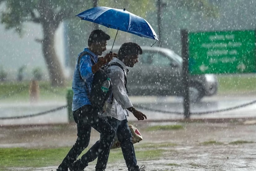 নবমীর রাতের পর আবহাওয়ার পরিবর্তন এবং মেঘলা আকাশের সম্ভাবনা। বৃহস্পতিবার দশমীতে ভারী বৃষ্টির পূর্বাভাস। শুক্রবার একাদশীতেও বিক্ষিপ্তভাবে বজ্রবিদ্যুৎ-সহ বৃষ্টির সম্ভাবনা কয়েক পশলা। শনিবার থেকে বৃষ্টির সম্ভাবনা কমবে। রবিবার কার্নিভালের দিন বজ্রবিদ্যুৎ-সহ হালকা থেকে মাঝারি বৃষ্টির সম্ভাবনা থাকবে। তবে আর্দ্রতাজনিত অস্বস্তি বেশি হবে।