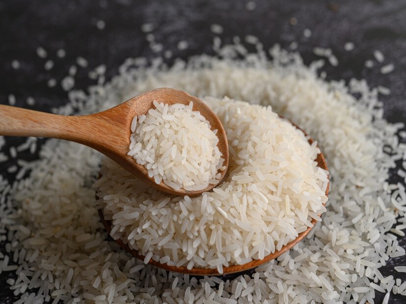*সরাসরি পরীক্ষাঃ চাল কেনার আগে, হাতে এক মুঠো দানা নিন এবং পরীক্ষা করে দেখুন। দেখুন এতে ছোট পাথর বা বিবর্ণ দানা আছে কিনা। যদি কোনও পার্থক্য থাকে, তাহলে সেখানে চাল না কেনাই ভাল।