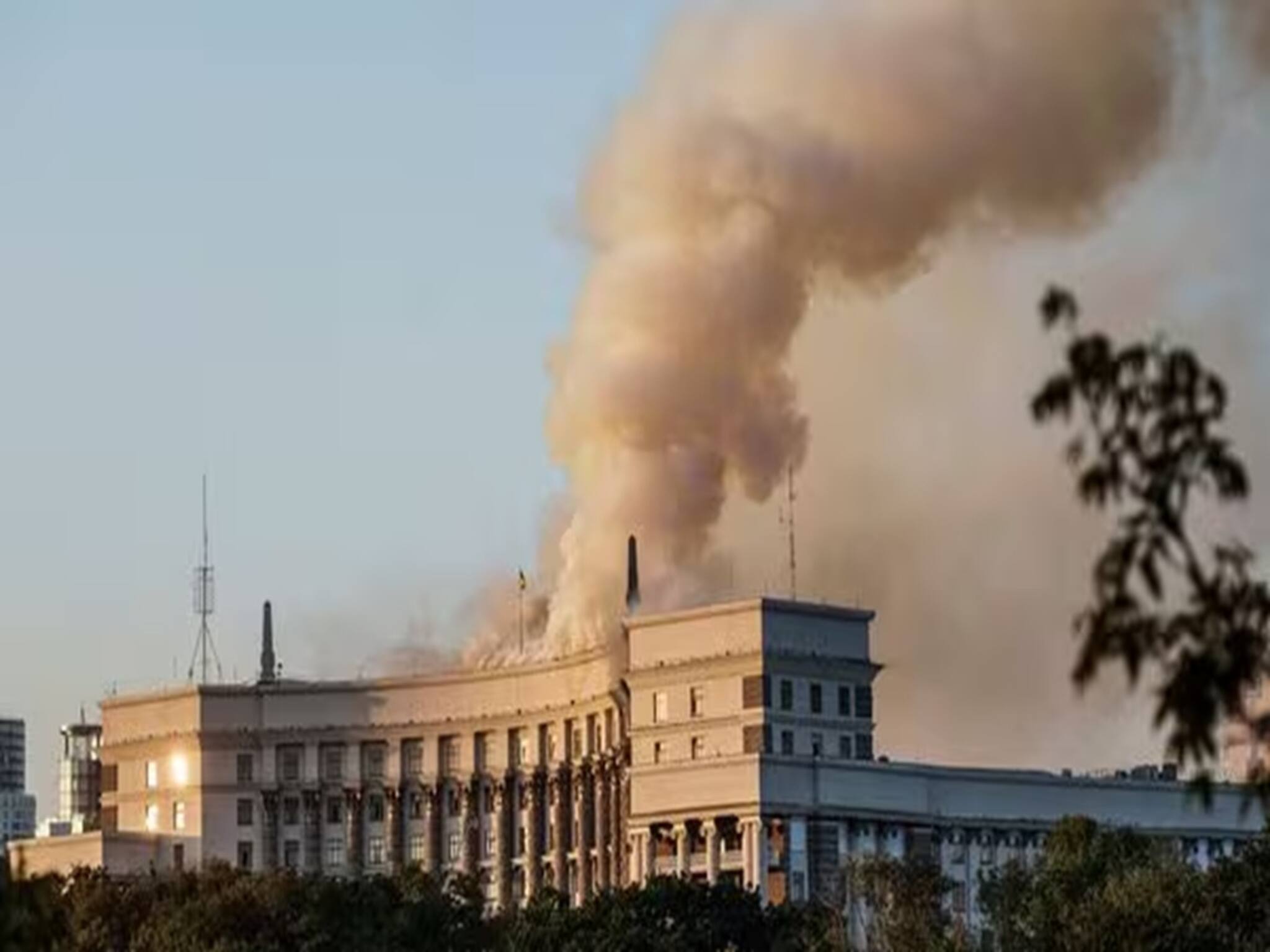 Russia Ukraine War: ইউক্রেনে ভয়াবহ হামলা রাশিয়ার! দাউদাউ করে জ্বলে উঠল জেলেনস্কির সরকারি অফিস, পরপর মৃত্যু! কিয়েভ যেন ধ্বংসপুরী