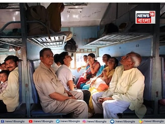 ট্রেনে মুখোমুখি বসেছিলেন বৃদ্ধ-বৃদ্ধা... আচমকা একী করে বসলেন স্বামী? চমকে উঠলেন সহযাত্রী!