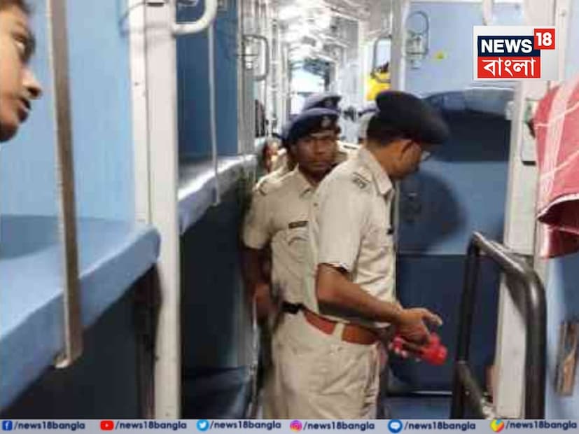 ঘটনাটি ঘটেছে আহমেদাবাদ-সবরমতী এক্সপ্রেসে। আচমকা এক ব্যক্তি হাতে সাপ নিয়ে ট্রেনে উঠে আসেন। শুধু তাই নয় বার বার যাত্রীদের কাছ থেকে ওই সাপটি দেখিয়ে টাকা দাবি করতে শুরু করেন ওই ব্যক্তি। ঘটনার একটি ভিডিও সোশ্যাল মিডিয়ায় পোস্ট হতেই দাবানলের মতো ভাইরাল হতে শুরু করেছে।