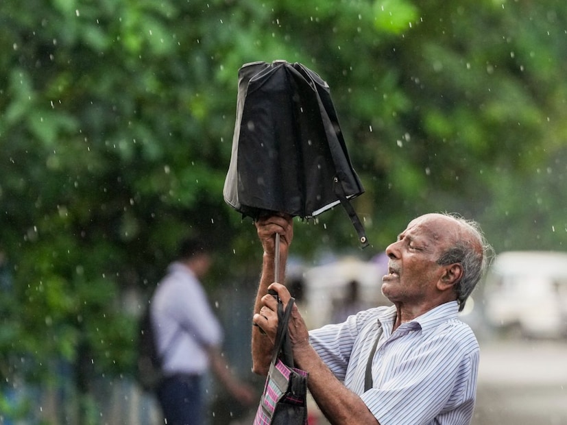 রাজ্যের সাত জেলায় বজ্রবিদ্যুৎ-সহ ঝড়-বৃষ্টির হলুদ সতর্কতা। কলকাতা, হাওড়া, উত্তর ও দক্ষিণ চব্বিশ পরগনা, পূর্ব ও পশ্চিম মেদিনীপুর, বাঁকুড়া জেলাতে ঝড়-বৃষ্টির পূর্বাভাস।