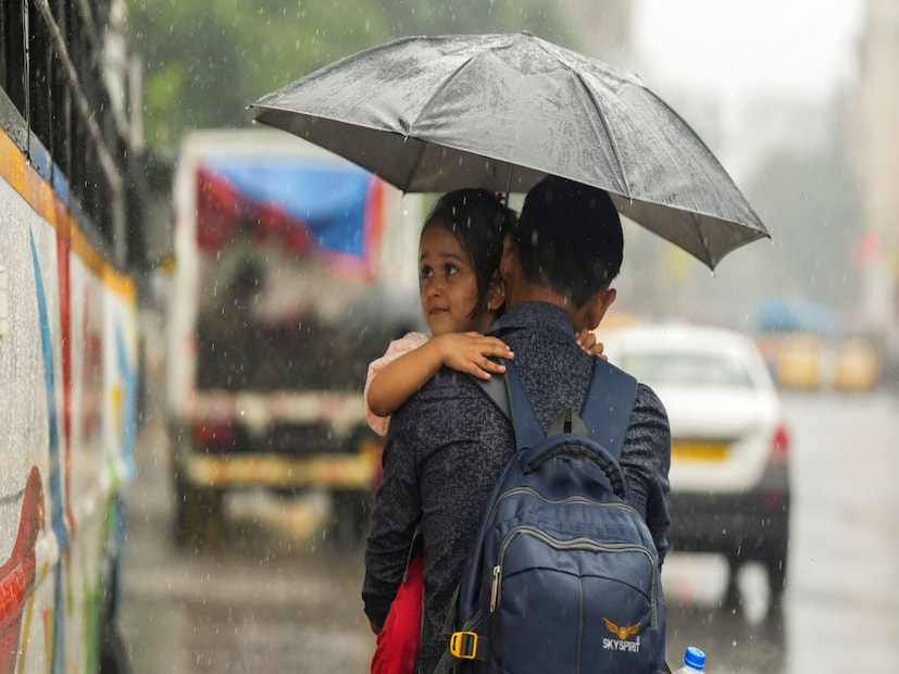 আবহাওয়ার কার্যকলাপ বলছে, অষ্টমীর রাতেই নিম্নচাপ মধ্য বঙ্গোপসাগরে। নবমীতে শক্তি বাড়াবে নিম্নচাপ। দশমীতে গভীর নিম্নচাপ বঙ্গোপসাগরে। আইএমইডি-র পূর্বাভাসে দুর্যোগের দশমী-একাদশী দক্ষিণবঙ্গে। সর্বশেষ রিপোর্ট বলছে, ভারী থেকে অতি ভারী বৃষ্টির সম্ভাবনা দশমী, একাদশীতে।