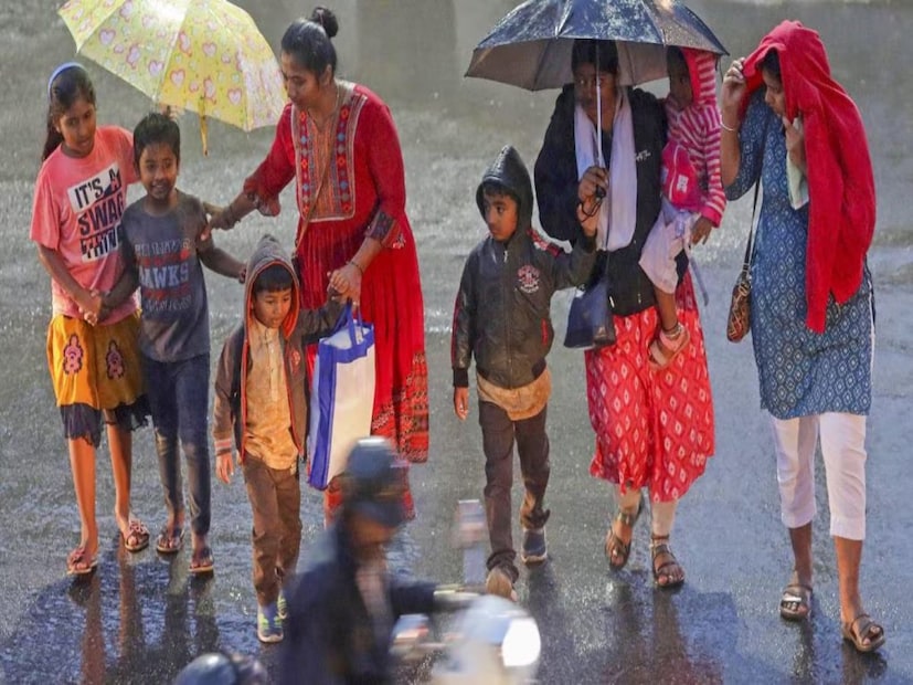 বজ্রবিদ্যুৎ-সহ হালকা থেকে মাঝারি বৃষ্টির সম্ভাবনা। বৃষ্টির সঙ্গে দমকা ঝোড়ো বাতাস। ৩০ থেকে ৪০ কিলোমিটার গতিতে বইতে পারে বাতাস। আলিপুর আবহাওয়া দফতরের সতর্কবার্তা।