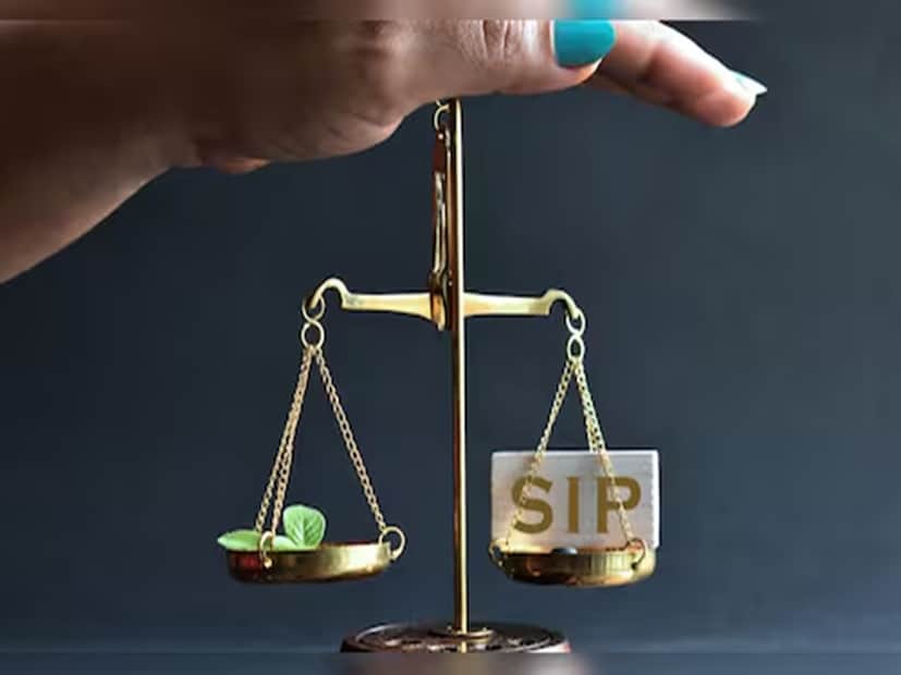 SIP-এর সাধারণ ভুলSIP মাত্র ১০০ টাকা দিয়ে বিনিয়োগ শুরু করতে দেয়, যে কারণে কোটি কোটি মানুষ এটি পছন্দ করে। কিন্তু অদ্ভুত ব্যাপার হল যখন বাজারে অস্থিরতা থাকে, তখন বিনিয়োগকারীরা খুব দ্রুত আতঙ্কিত হয়ে পড়ে। কিন্তু কেউ যদি কাঙ্ক্ষিত রিটার্ন চায়, তাহলে কিছু বিষয় মনে রাখা গুরুত্বপূর্ণ।