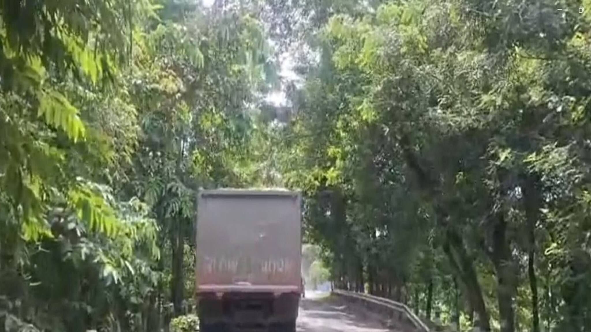 নদী থেকে বালি চুরি! ঝটিকা অভিযানে আটক ডাম্পার, পলাতক চালকরা