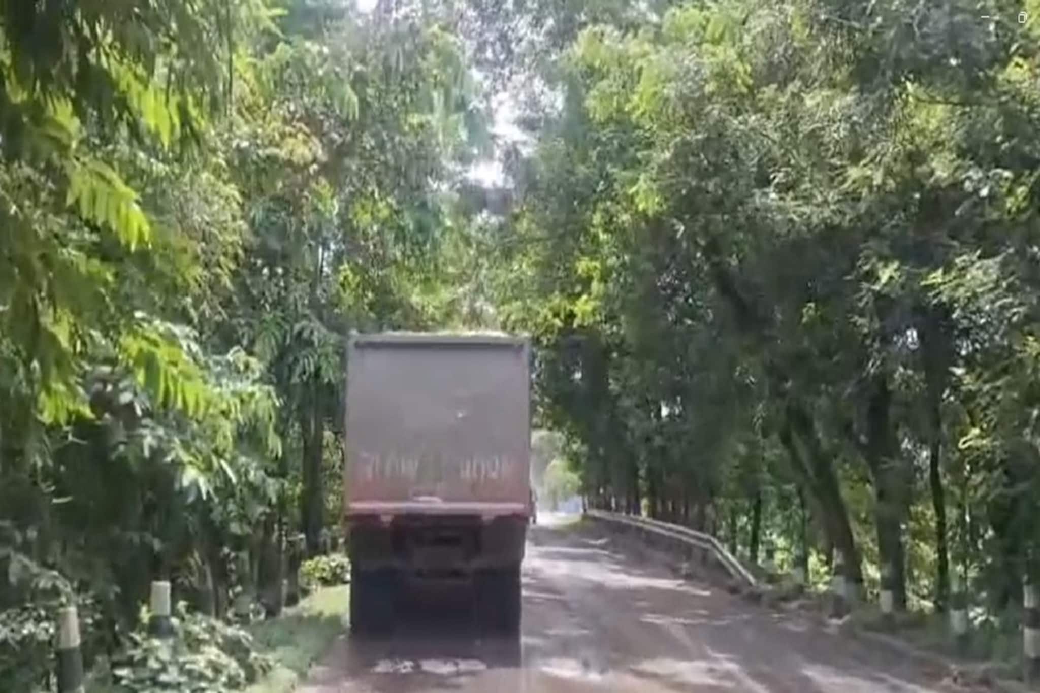 নদী থেকে বালি চুরি! ঝটিকা অভিযানে আটক ডাম্পার, পলাতক চালকরা