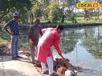 জঞ্জাল পরিষ্কার করছেন পুরসভার চেয়ারম্যান! পুজোর আবহে শান্তিপুরে বেনজির ছবি