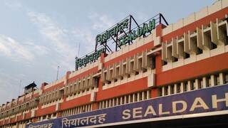 ভিড় নিয়ন্ত্রণে পুজোয় বিশেষ ব্যবস্থা শিয়ালদহ স্টেশনে (File Photo)