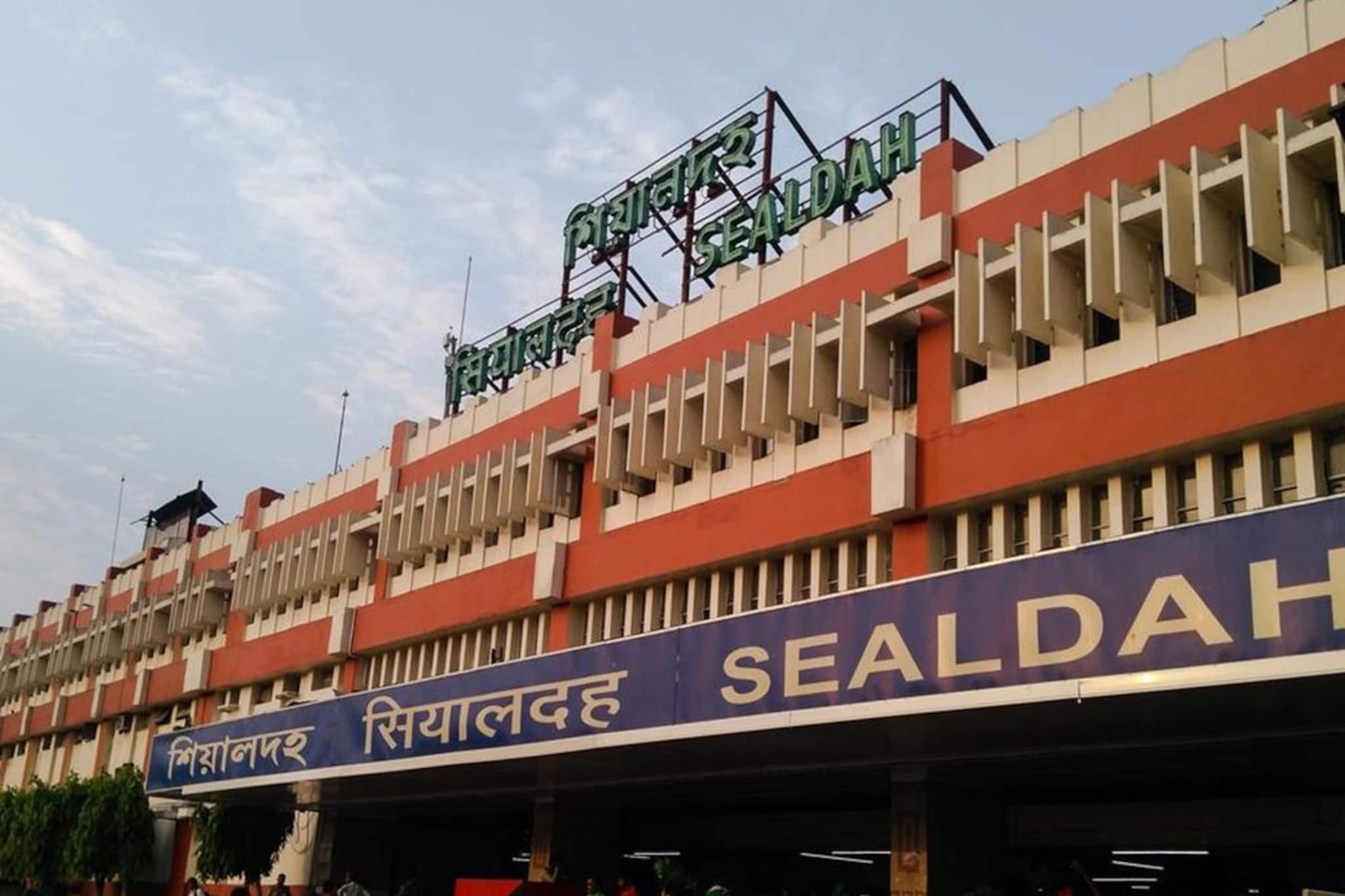 ভিড় নিয়ন্ত্রণে পুজোয় বিশেষ ব্যবস্থা শিয়ালদহ স্টেশনে, মিলবে না গাড়ি পার্কিংয়ের সুবিধা