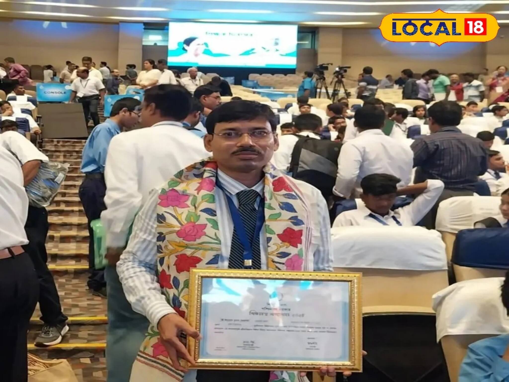 পড়ুয়াদের প্রতি অসামান্য অবদানের জন্য শিক্ষারত্ন গঙ্গারামপুরের স্যার