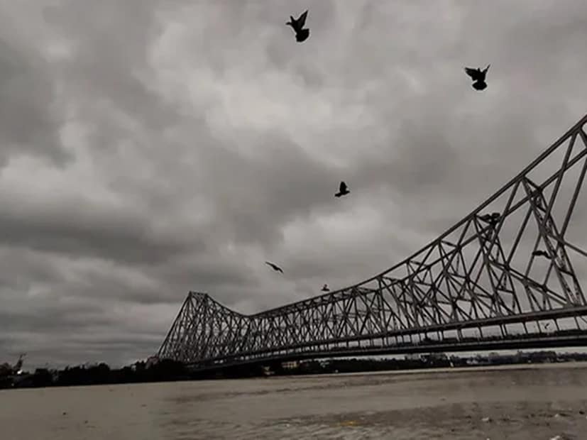 কলকাতাতেও মাঝারি বৃষ্টি দু-এক পশলা হতে পারে। সব জেলাতেই বিক্ষিপ্তভাবে বজ্রবিদ্যুৎ-সহ হালকা থেকে মাঝারি বৃষ্টির সম্ভাবনা ৷ সঙ্গে ৩০ থেকে ৪০ কিলোমিটার গতিবেগে দমকা ঝড়ো বাতাস বইবে। উপকূলের জেলায় ঝড়ের গতিবেগ ৫০ কিলোমিটার পর্যন্ত হতে পারে। উত্তরবঙ্গে আগামিকাল দুই জেলাতে ভারী বৃষ্টি। জলপাইগুড়ি এবং আলিপুরদুয়ার জেলাতে বিক্ষিপ্তভাবে ভারী বৃষ্টির পূর্বাভাস। বাকি সব জেলাতেই বজ্রবিদ্যুৎ-সহ বৃষ্টির পূর্বাভাস। পার্বত্য এলাকার জেলাগুলিতে বজ্রবিদ্যুৎ-সহ বৃষ্টি চলবে রবিবার পর্যন্ত।‌ মালদা ও দিনাজপুরে সোমবারে বজ্রবিদ্যুৎ-সহ বৃষ্টির সম্ভাবনা বেশি। 
