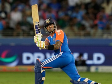 পাকিস্তানকে হারিয়ে ইতিহাস গড়লেন সূর্যকুমার যাদব, কোহলি যা পারেননি তাই করে দেখালেন 'স্কাই' পাকিস্তানকে হারিয়ে ইতিহাস গড়লেন সূর্যকুমার যাদব, কোহলি যা পারেননি তাই করে দেখালেন 'স্কাই'