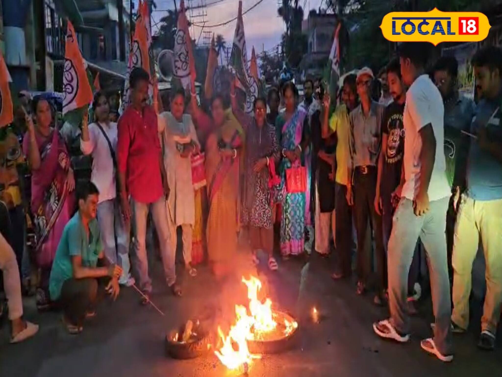 সেনাবাহিনী তৃণমূলের 'ভাষা আন্দোলন’ মঞ্চ ভাঙতেই ফুঁসে উঠেছে দল, টায়ার জ্বালিয়ে বিক্ষোভ