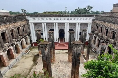 চারদিকে ঘন জঙ্গলের মাঝে সাত মহলা জমিদারবাড়ির দুর্গাদালান, পুজোয় চলুন আউশগ্রামের কালিকাপুর 